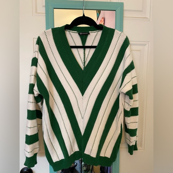 Stylish Green and White V-Neck Sweater - Picture 3 of 7